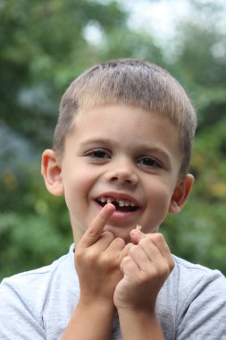 Çocuk bir dişini kaybetti. Seçici odaklanma. Çocuk. Bebek dişi kavramı.