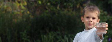 Çocuk su içer. Seçici Odaklanma Doğa