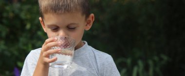 Çocuk su içer. Seçici Odaklanma Doğa