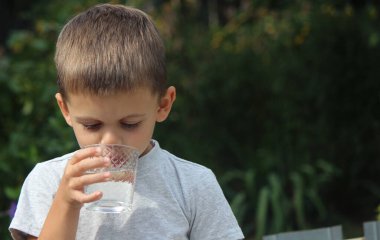 Çocuk su içer. Seçici Odaklanma Doğa