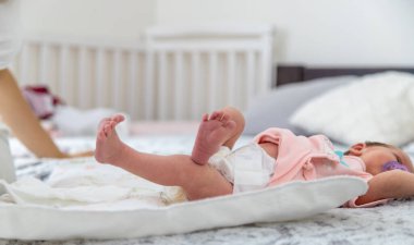 Bir anne çocuğunun bezini değiştirir, yakın plan.