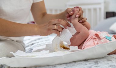 Bir anne çocuğunun bezini değiştirir, yakın plan.