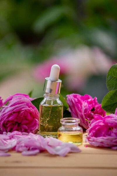 розовое эфирное масло, розовая розовая роза SPA и ароматерапия. Селективный фокус.