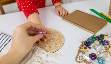 Masanın üzerinde numaralar var. Seçici odaklanma. Çocuk.