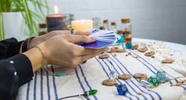 Bir falcı tarot kartlarıyla okur. Seçici odaklanma. Kadın.