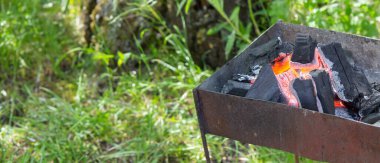 Barbeküde odun yanıyor. Doğa.