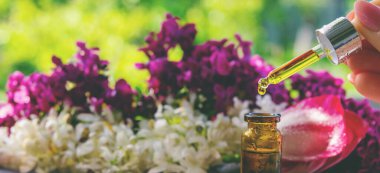 Çeşitli çiçeklerin temel yağları.