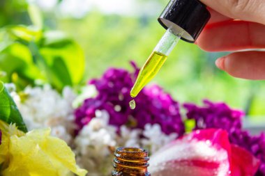 Çeşitli çiçeklerin temel yağları.