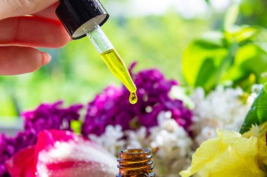 Çeşitli çiçeklerin temel yağları.