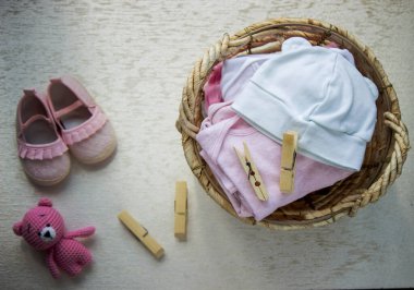 Çocuk eşyaları sepete. Çocukların giysilerini yıkamak.