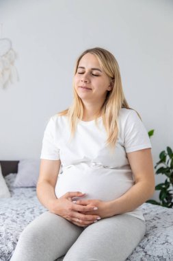 Hamile kadın keyifli rüyalar görüyor. Seçici odaklanma. ev.