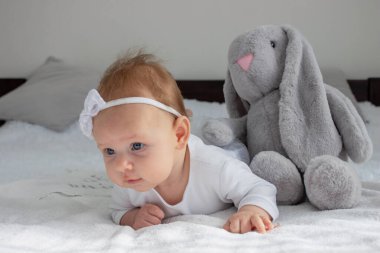 Bir çocuğun vaftizinin kutsallığı. Çocuk bir haç tutuyor.