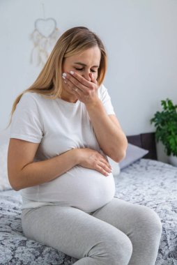 Hamile bir kadın toksikoz hastası. Seçici odaklanma. Ev.