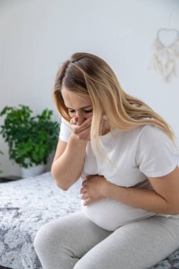 Hamile bir kadın toksikoz hastası. Seçici odaklanma. Ev.