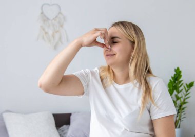 Hamile kadın evde berbat kokuyor. Seçici odaklanma. İnsanlar.