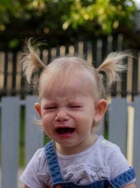 Küçük bir kız ağlıyor. Seçici odak.