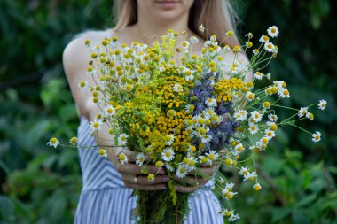 Tıptan bir kız. Seçici odak.