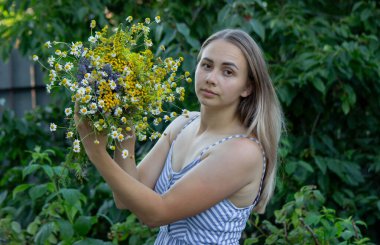 Tıptan bir kız. Seçici odak.