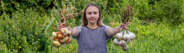 Женщина-фермер держит лук в руках. harvest