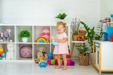 Küçük kız oyuncaklarla oynuyor. Seçici odak.