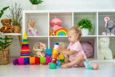 Küçük kız oyuncaklarla oynuyor. Seçici odak.