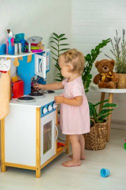 Küçük kız oyuncaklarla oynuyor. Seçici odak.