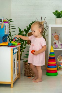 Küçük kız oyuncaklarla oynuyor. Seçici odak.