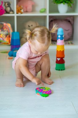 Küçük kız oyuncaklarla oynuyor. Seçici odak.