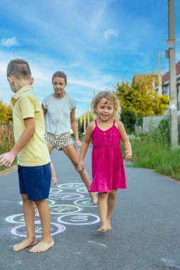 Çocuklar asfaltta klasik bir oyun oynarlar. Seçici odak.