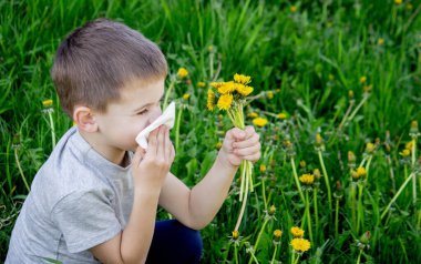 Çocuk çiçeklere alerjisi olan bir çocuk. Doğa. çiçekler