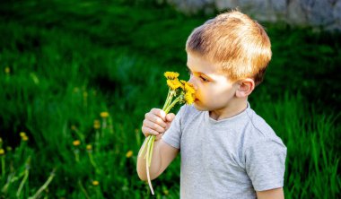 Çocuk çiçeklere alerjisi olan bir çocuk. Doğa. çiçekler