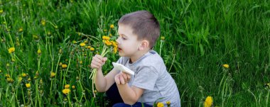 Çocuk çiçeklere alerjisi olan bir çocuk. Doğa. çiçekler