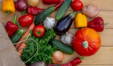 Tahta arka planda taze sebze ve kese kağıdı. Seçici odak.