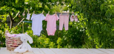 Çocuk giysileri dışarıda kurutuluyor. Seçici odak