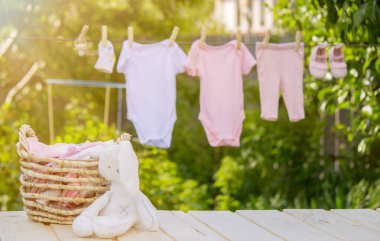 Çocuk giysileri dışarıda kurutuluyor. Seçici odak