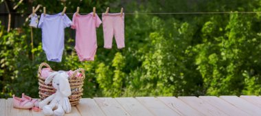 Çocuk giysileri dışarıda kurutuluyor. Seçici odak