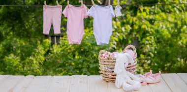 Çocuk giysileri dışarıda kurutuluyor. Seçici odak