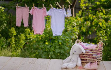 Çocuk giysileri dışarıda kurutuluyor. Seçici odak