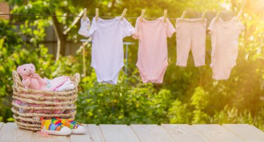 Çocuk giysileri dışarıda kurutuluyor. Seçici odak