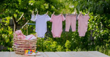 Çocuk giysileri dışarıda kurutuluyor. Seçici odak