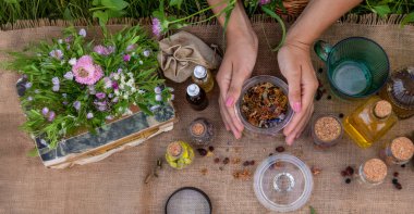 Kadın ve bitkisel tentürler, çay, şifalı bitkiler.