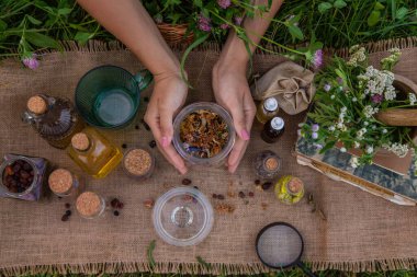 Kadın ve bitkisel tentürler, çay, şifalı bitkiler.