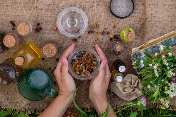 Kadın ve bitkisel tentürler, çay, şifalı bitkiler.