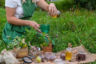 Kadın ve bitkisel tentürler, çay, şifalı bitkiler.