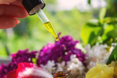 Çiçeklerin temel yağı. Seçici odak.