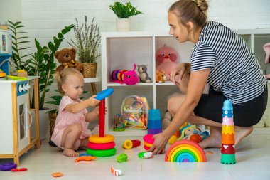 Küçük kız oyuncaklarla oynuyor. Seçici odak.