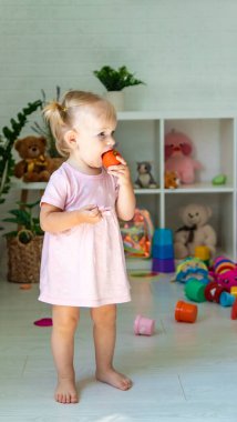 Küçük kız oyuncaklarla oynuyor. Seçici odak.