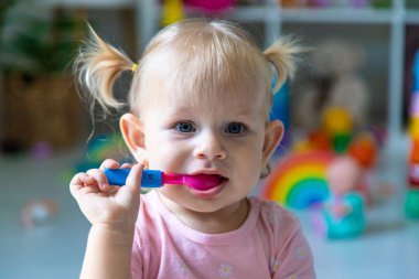 Küçük kız oyuncaklarla oynuyor. Seçici odak.