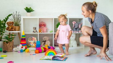 Küçük kız oyuncaklarla oynuyor. Seçici odak.