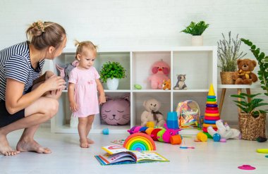 Küçük kız oyuncaklarla oynuyor. Seçici odak.